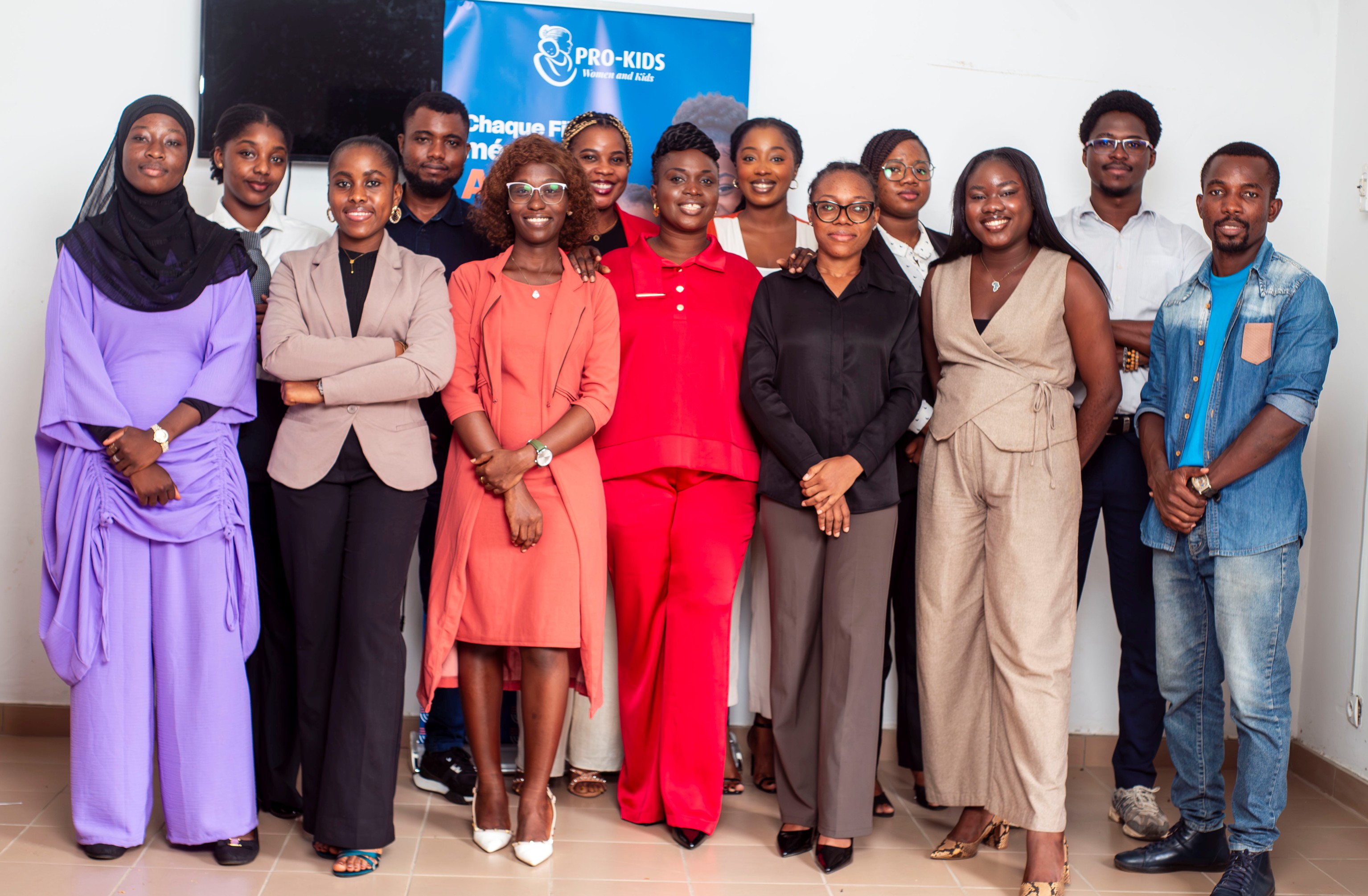 L'équipe de PRO-KIDS Côte d'Ivoire, engagée pour l'éducation des jeunes filles.